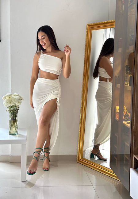 Conjunto IvoryGrace – Elegancia minimalista con toque atrevido